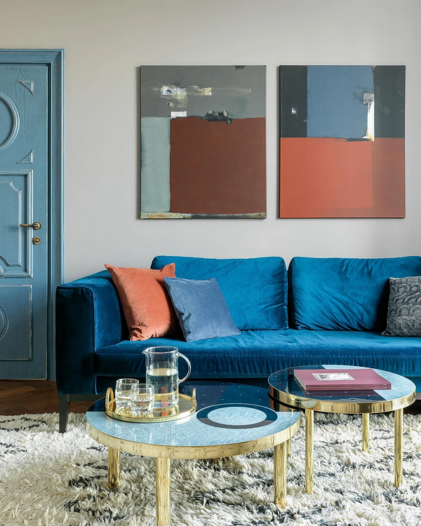 Синій диван в інтер'єрі: поєднання з меблями для стильного дизайну кімнати у 2026.