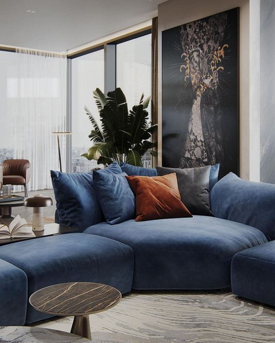 Синій диван в інтер'єрі з акцентом на поєднанні кольорів та текстилю для затишку.
