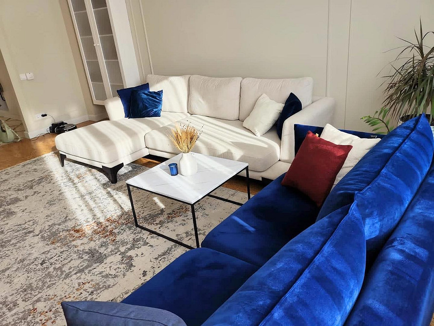 Відтінки синього Синій диван з подушками різних відтінків синього: гра кольорів в інтер'єрі вітальні 2026