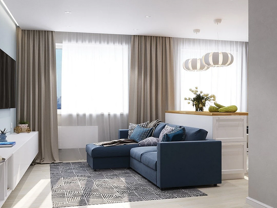 Вітальня з синім диваном, книжковими полицями та великим вікном, інтер'єр квартири.