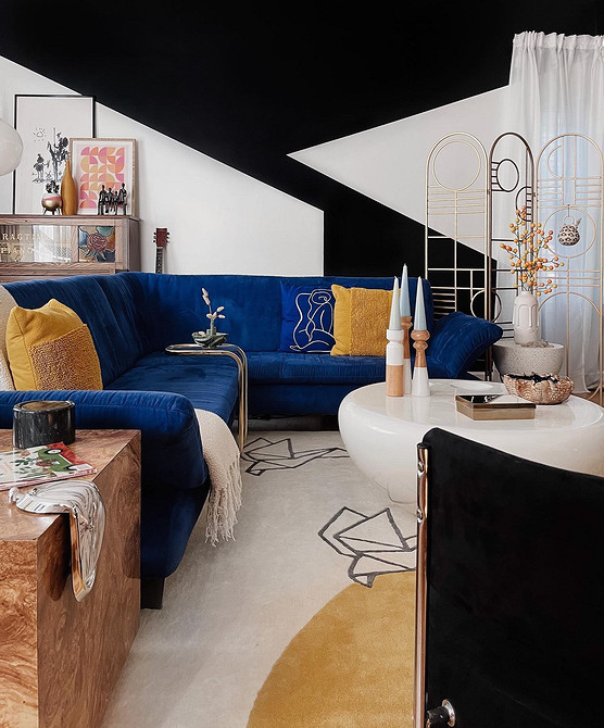 Синій: світла вітальня Світла вітальня з синім диваном: найкращі поєднання кольорів та поради експертів на 2026 рік