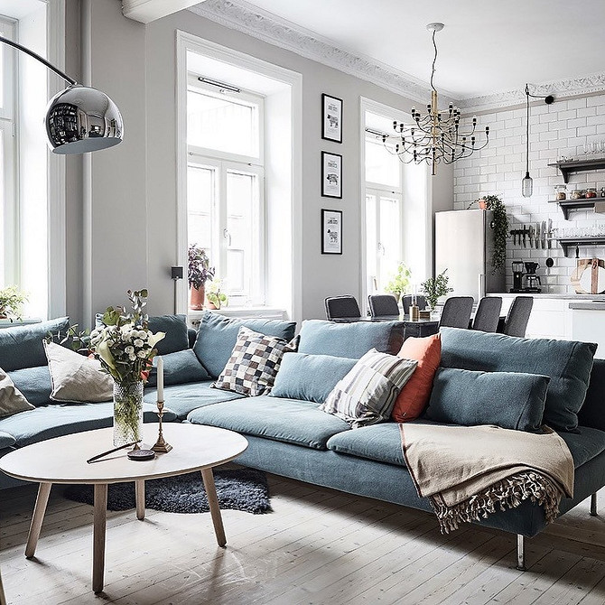 Синій диван в інтер'єрі з дерев'яними елементами та натуральними матеріалами.