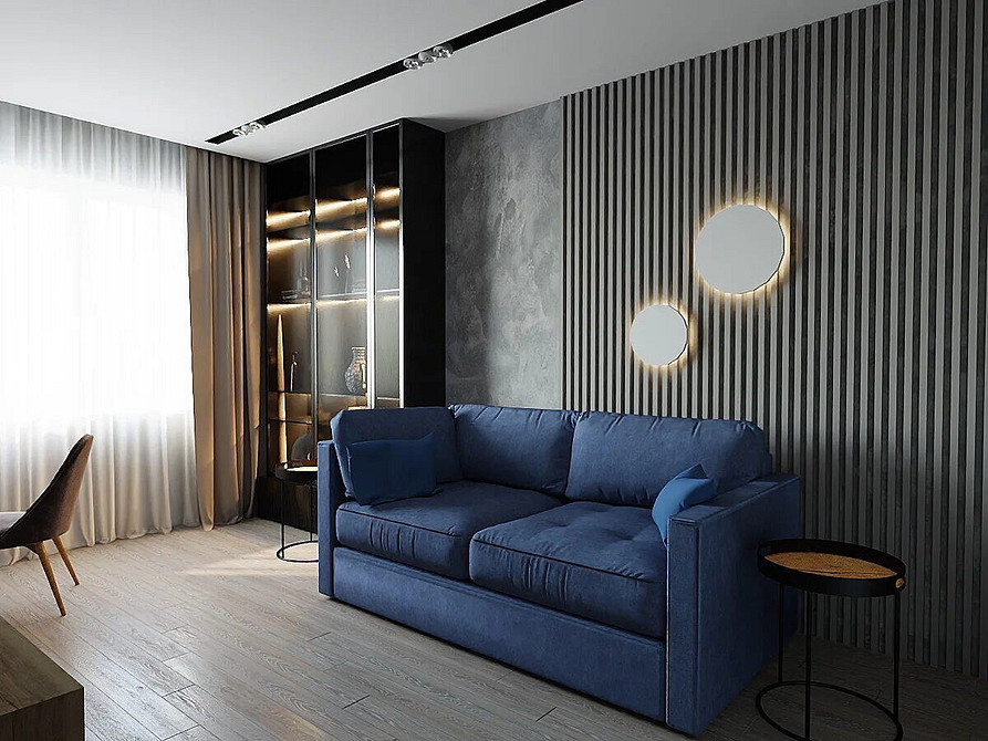 Дизайн інтер'єру 2026 з синім диваном: поєднання меблів та стін для затишної атмосфери.