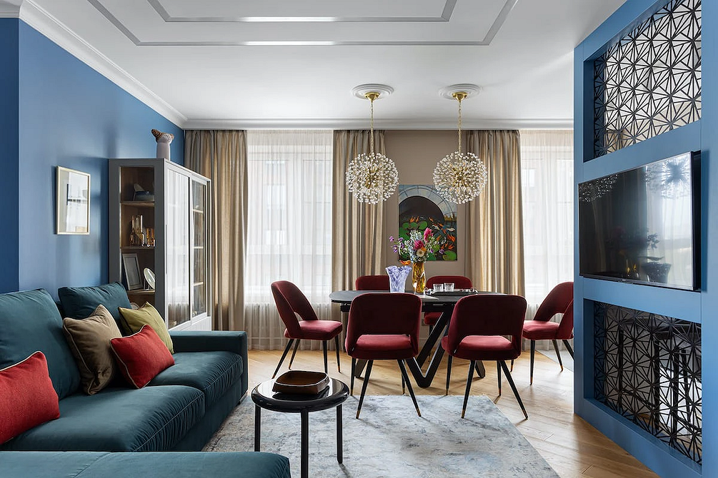 Невелика вітальня з диваном Невелика вітальня з синім диваном та журнальним столиком: компактний та стильний інтер'єр