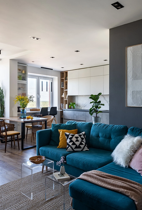 Синій диван у світлій кімнаті Світла вітальня з синім диваном, бежеві стіни, сучасний стиль, інтер'єр 2026