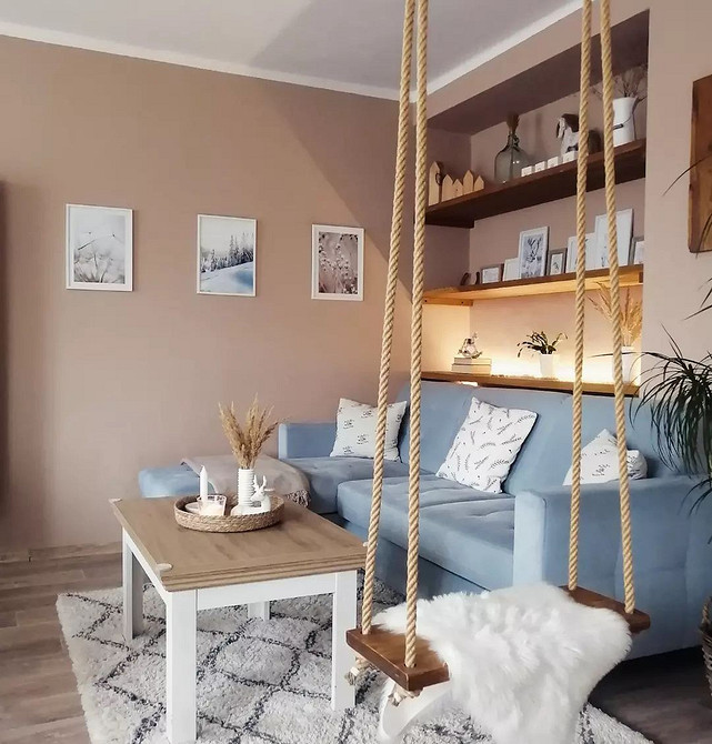 Стильний інтер'єр 2026 з синім диваном: як підібрати колірну палітру для гармонійного вигляду.