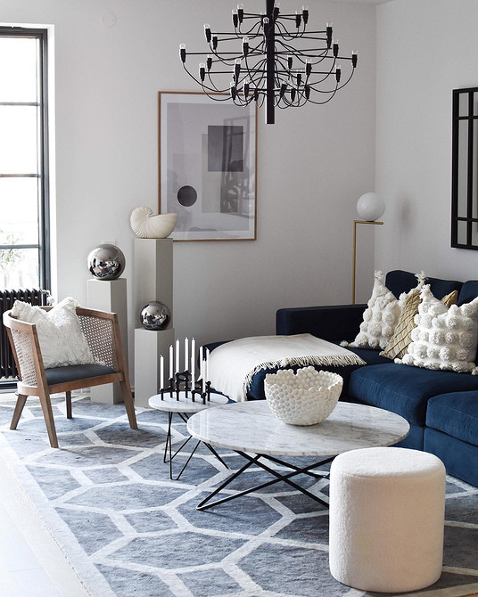 Синій: дизайн 2026 Дизайн вітальні 2026: синій диван з бежевими стінами та яскравими акцентами в декорі