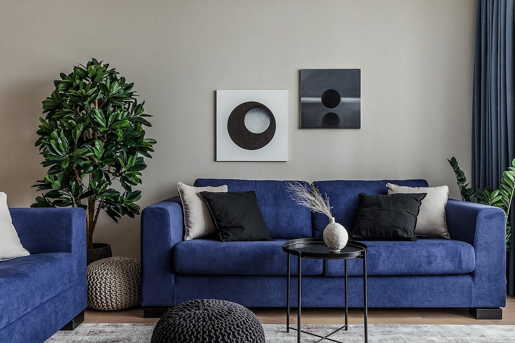 Мінімалізм: синій диван Сучасний синій диван у мінімалістичному інтер'єрі: ідеальне поєднання кольорів для вітальні 2026