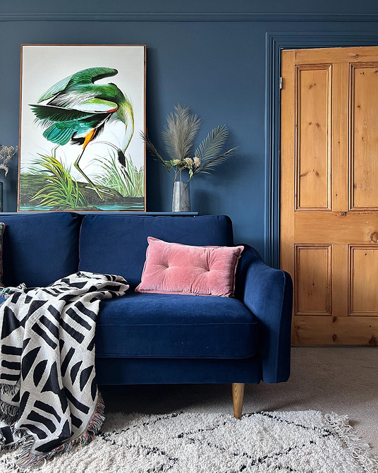 Дерево та синій диван Інтер'єр з синім диваном та дерев'яними елементами: природне поєднання