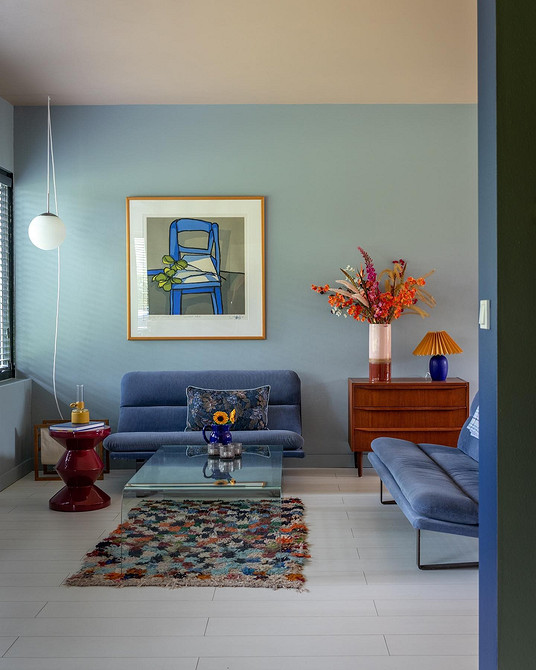 Кутовий синій диван Вітальня з синім кутовим диваном: рішення для великої родини, поєднання кольорів