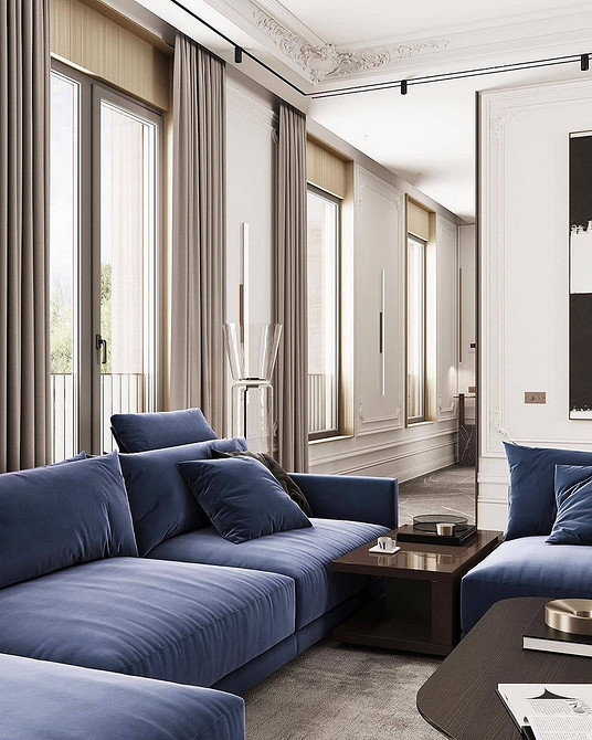 Інтер'єр квартири з синім диваном, текстилем та рослинами для створення живої атмосфери.