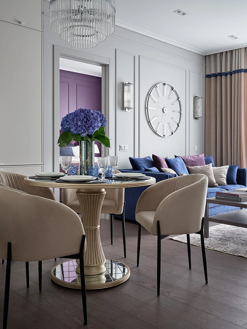 Світла вітальня з диваном Світла вітальня з синім диваном та бежевими стінами: ідеальне поєднання кольорів