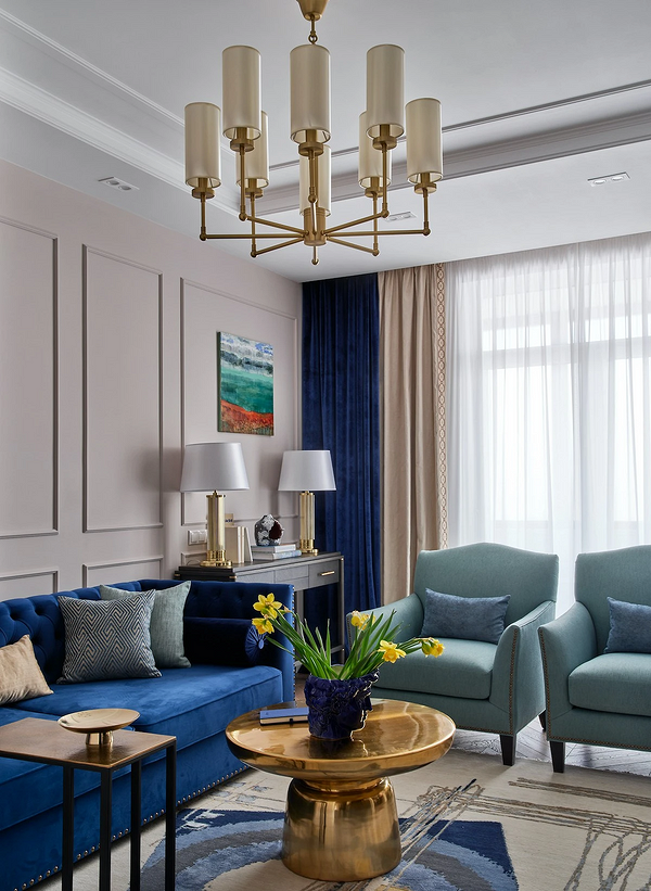 Синій диван в затишному інтер'єрі з декоративними подушками та пледом, меблі для дому.