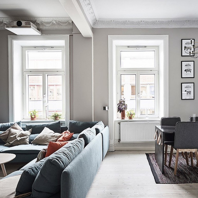 Розкішний синій диван з оксамитовою оббивкою в елегантному інтер'єрі.