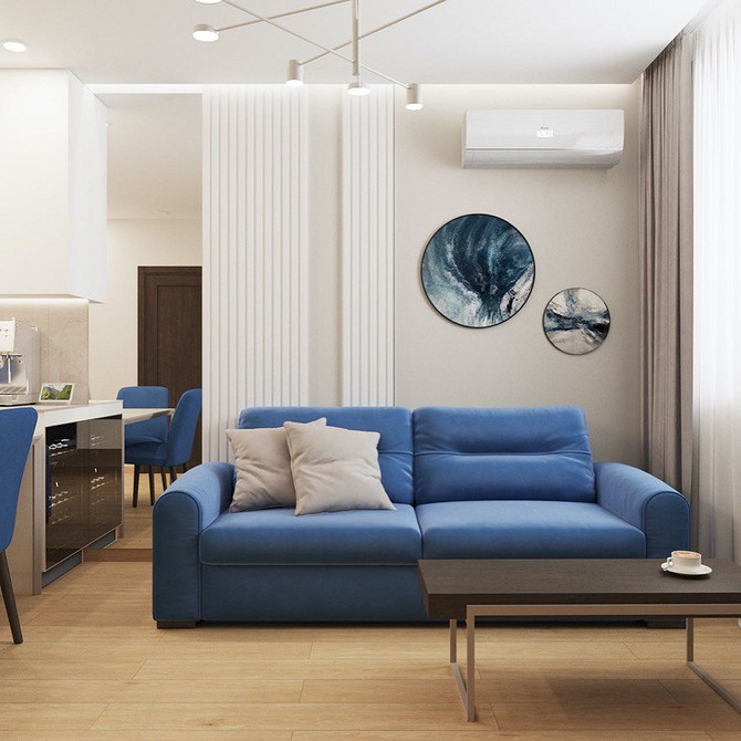 Сучасний дизайн інтер'єру з синім диваном: колірна палітра та гармонійні стіни.