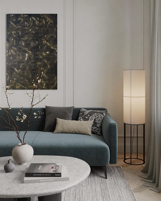 Великий синій диван у просторій вітальні: ідеальне місце для сімейного відпочинку.