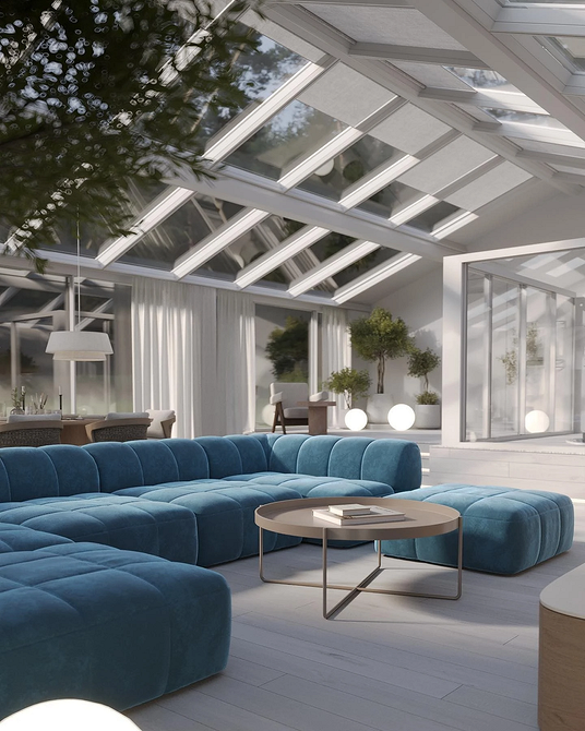 Невеликий синій диван в маленькій вітальні, яскрава меблі