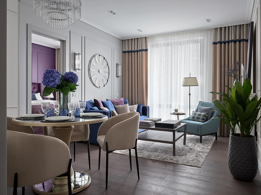 Яскраві подушки та диван Стильний інтер'єр з синім диваном та кольоровими подушками: гра кольорів