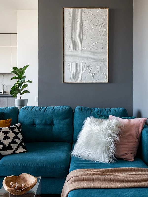 Синій диван: ідеї 2026 Сучасний інтер'єр 2026: синій диван, дерев'яні меблі та світлі акценти