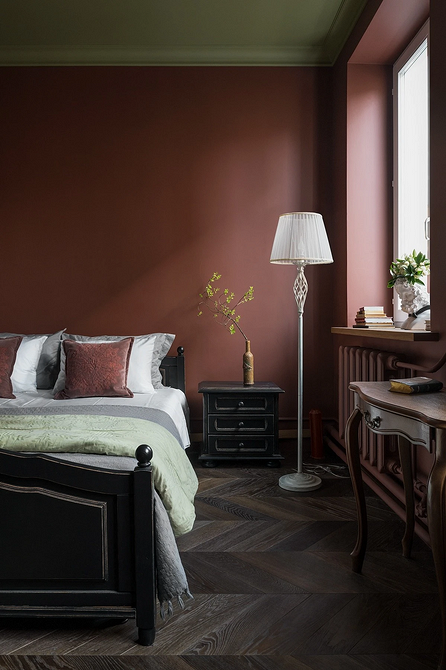 Реставроване вінтажне крісло: оновлений предмет меблів у сучасній вітальні.