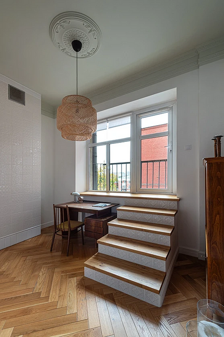 Вінтажні меблі: реставрований диван в стилі ретро у вітальні, затишний інтер'єр.