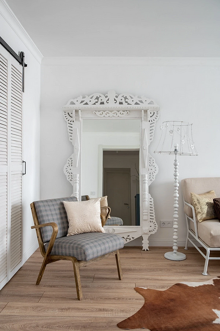 Реставрований вінтажний комод у світлій спальні з сучасним дизайном.