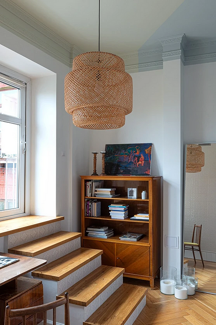 Вінтажні акценти в сучасному інтер'єрі: лампа та ретро декор для затишку.