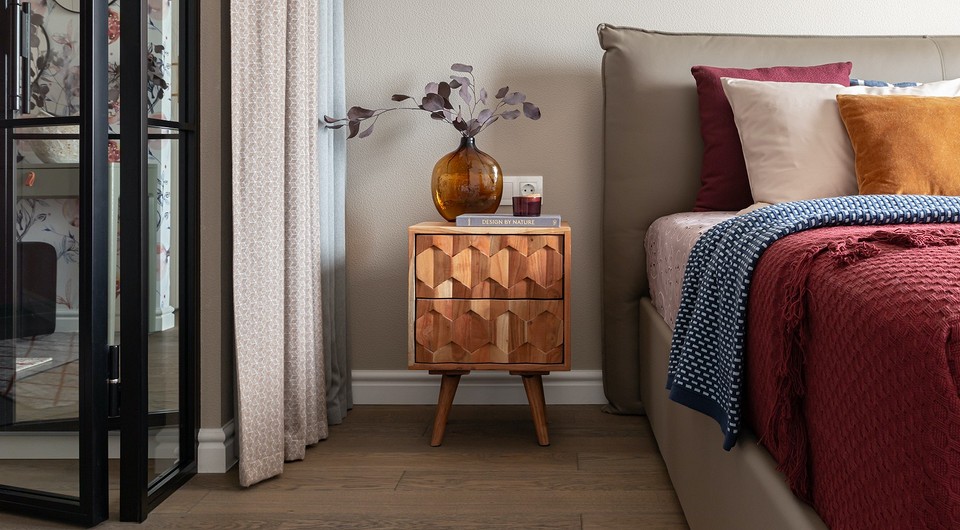 Альтернатива IKEA: стиль по-українськи Український дизайн меблів як альтернатива IKEA: стильний інтер'єр вітальні з диваном і кріслом.