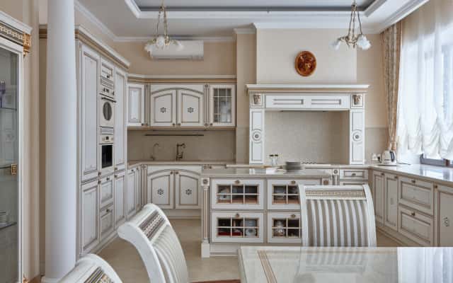 Елегантний інтер'єр з використанням класичних меблів та сучасного освітлення 2026.