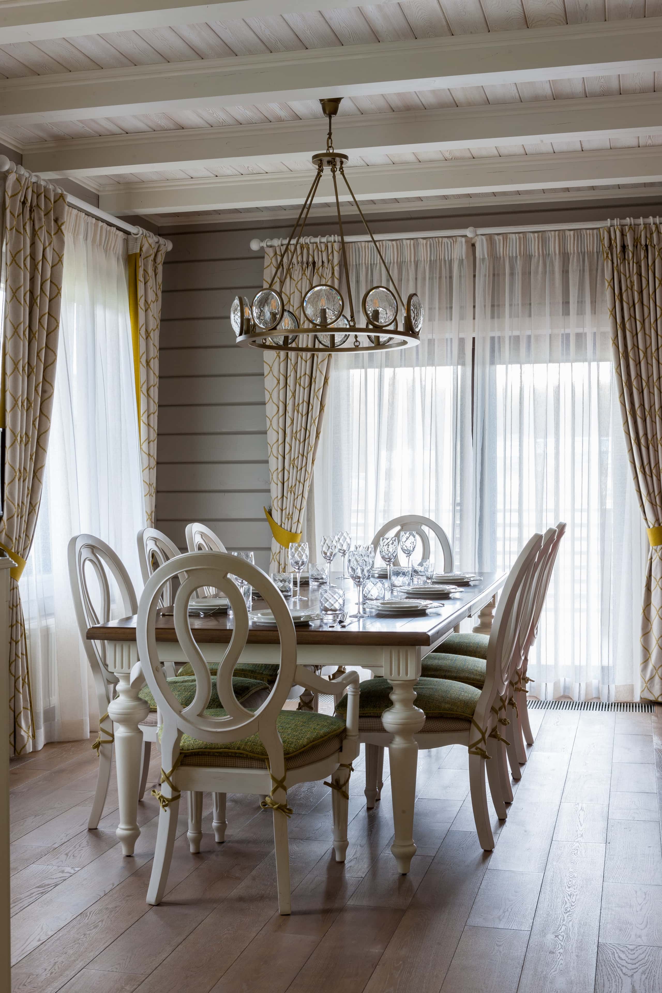 Функціональна естетика Сучасний мінімалістичний інтер'єр 2026: функціональність і естетика в дизайні заміського будинку.