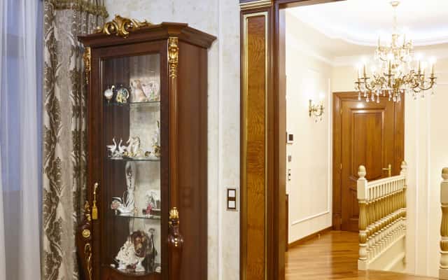 Дизайн інтер'єру 2026: світла кімната в класичному стилі з великими вікнами.