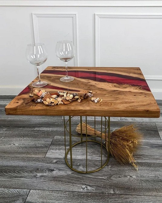 Надихаюча ідея для створення столу з епоксидної смоли та дерева власноруч.