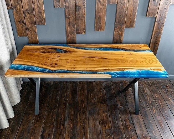 Дерев'яний слеб, залитий епоксидною смолою, як приклад індивідуального меблевого дизайну.