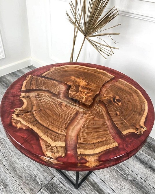 Стильна стільниця з епоксидної смоли та дерева для сучасного інтер'єру.