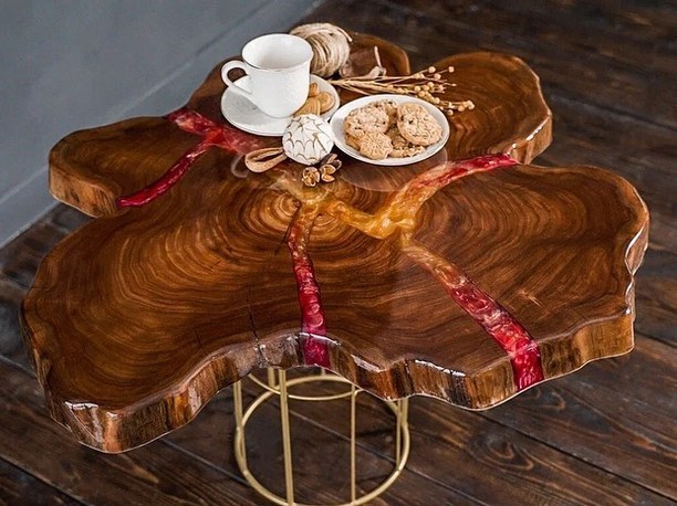 Унікальна стільниця з епоксидної смоли та дерев'яного слебу для дому.