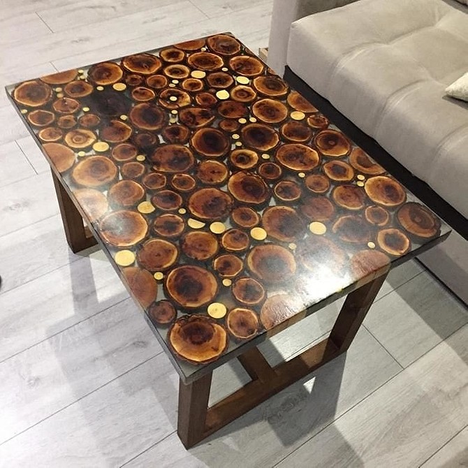 Масивний дерев'яний стіл з епоксидною смолою: ідеальний для великої родини.