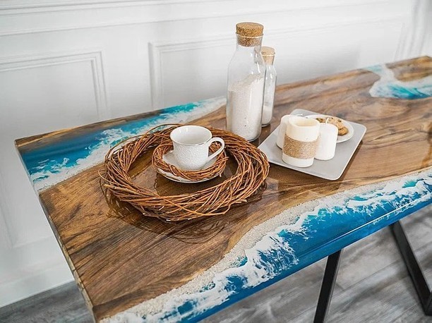 Стіл-річка з епоксидної смоли: дизайн стільниці для невеликої квартири 2026.