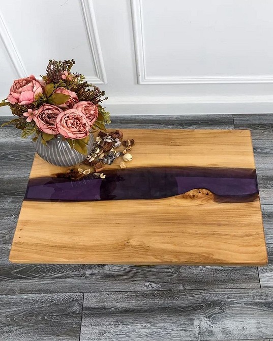 Сучасна стільниця з епоксидної смоли та дерева у вітальні чи кухні.