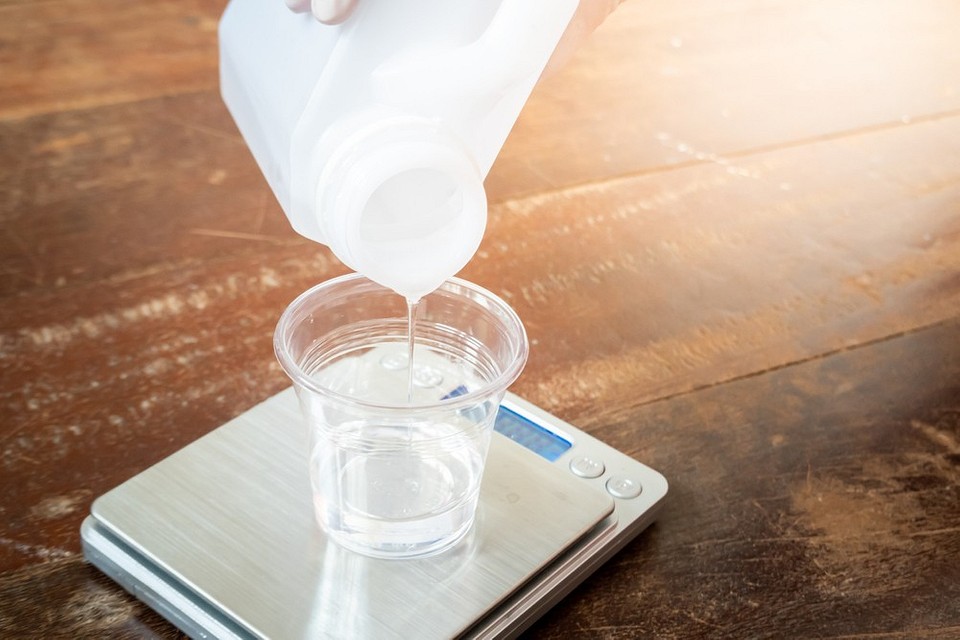 Заливка епоксидної смоли в підготовлену опалубку для створення стільниці своїми руками (2026).