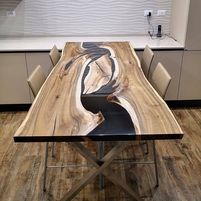 Світла стільниця з епоксидною смолою: ідеальний вибір для сучасного інтер'єру.