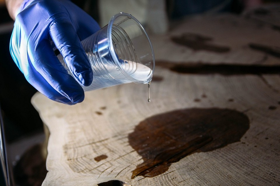 Приклад декорування стільниці епоксидною смолою: ідеальне рішення для кухні.