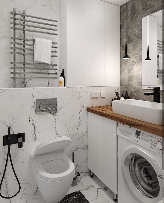 Дерев'яна стільниця у ванній Сучасна ванна кімната з дерев'яною стільницею під умивальник, стильне рішення.