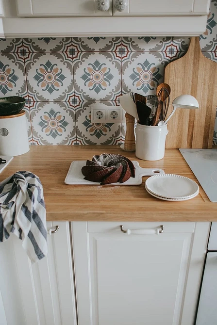 Контраст дерева та білого Стильна дерев'яна стільниця у поєднанні з білою раковиною, сучасний дизайн.