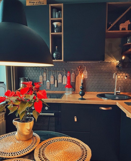 Практична стільниця на кухні Дерев'яна стільниця на кухні, зручна та практична у використанні.