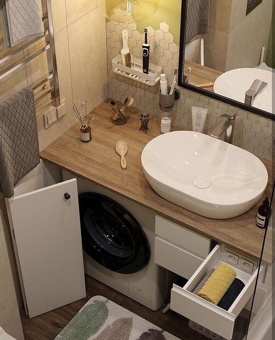 Дубова стільниця у вітальні Масивна стільниця з дуба в інтер'єрі вітальні, розкіш та довговічність.