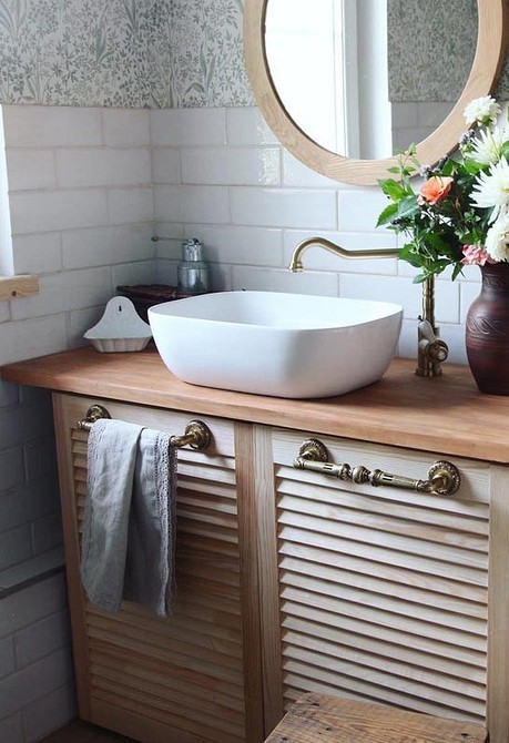 Затишна дерев'яна стільниця Дерев'яна стільниця в інтер'єрі кухні, додає тепла та затишку простору.