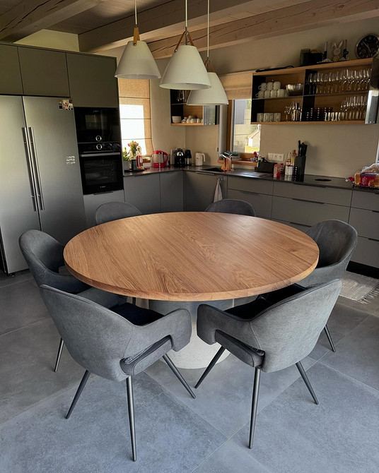 Дубова стільниця на кухні, інтегрована в гарнітур, обідній стіл і барну стійку.