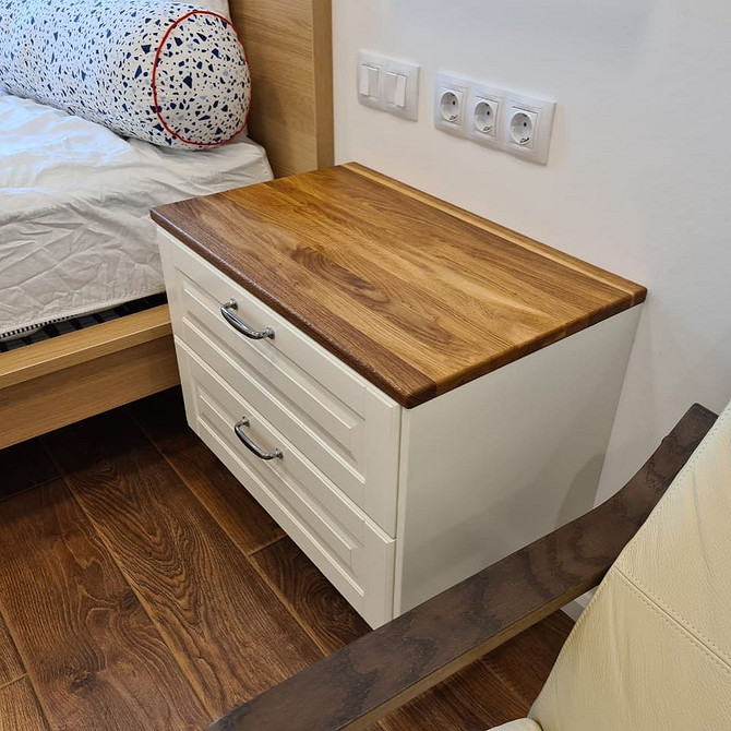 Масивна стільниця з дуба в інтер'єрі кухні: природний вигляд та довговічність матеріалу