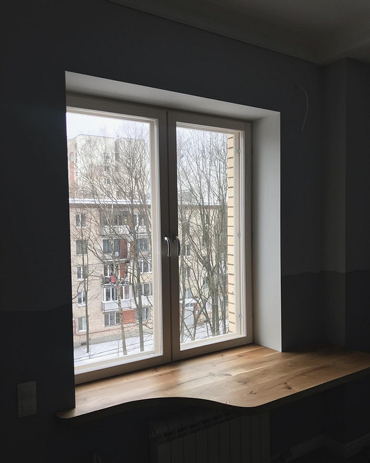 Стільниця з дуба біля вікна, інтегрований дизайн робочого місця в інтер'єрі