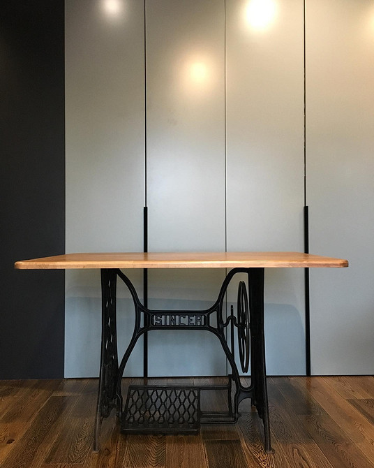 Сучасний письмовий стіл з дубовою стільницею: комфорт та стиль у робочому просторі.